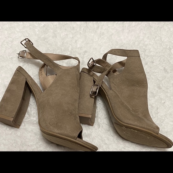 Charlotte Rousse Peep Toe Block Heel - Picture 1 of 3